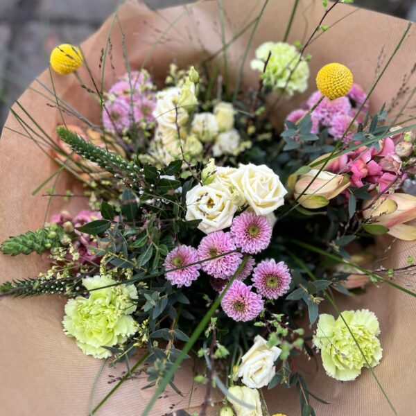 Pastel forår, eksempelvis med grenroser, chrysantemum, løvemund, craspedia, med mere